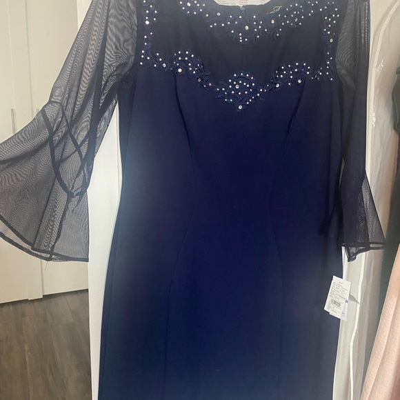 Beautiful new dress - Picture 3 of 8